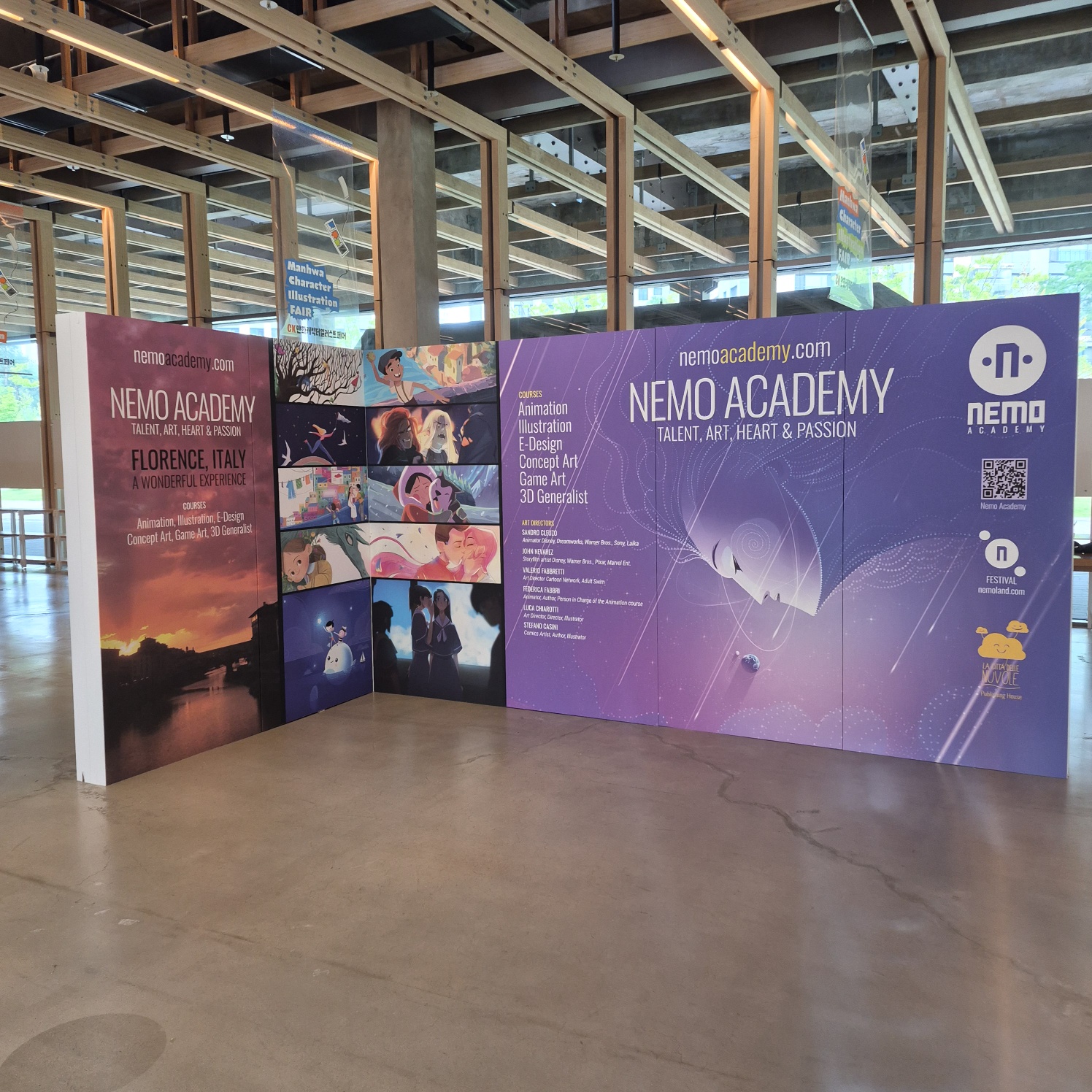 보라·와인·흰색 세 면으로 구성된 병풍형 가벽. 'NEMO ACADEMY' 문구, 애니메이션 스틸컷 콜라주, QR코드 등이 풀컬러 인쇄. 허니콤보드, 힌지 연결로 접이식.